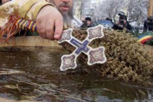 Mii de credincioşi au venit de Bobotează, la Catedrala Patriarhală, din Bucureşti, să ia apă sfinţită