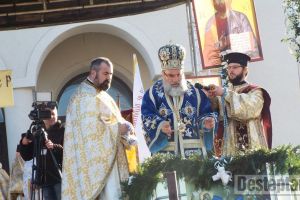 IPS Ioachim Băcăuanul a oficiat Slujba Aghiasmei Mari şi sfinţirea rezervoarelor de apă la Oneşti