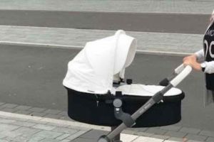 FOTO: De profesie hoţ! Persoană căutată după ce a sustras un cărucior de copii din scara unui bloc din Alba Iulia