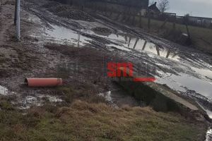 FOTO. Sătmarul secolului XXI. Nici ambulanţa nu poate ajunge! Ruşine!
