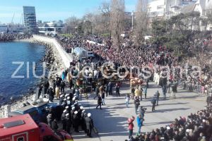 Ceremonie fastuoasa de Boboteaza, la Constanta: Care trase de boi, vreme frumoasa si trei cruci aruncate in apele marii de IPS Teodosie (galerie foto) 