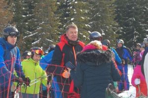 Iohannis, fotografiat în timp ce stătea la rând, la teleschi, pe o pârtie din Alba