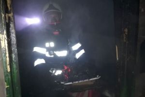 FOTO Incendiu într-un bloc. Șaptesprezece persoane evacuate