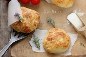 Chifle pufoase cu ricotta