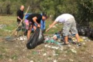 Weekend de încălzire pentru voluntarii care fac curat la lacul din Poiana Mărului