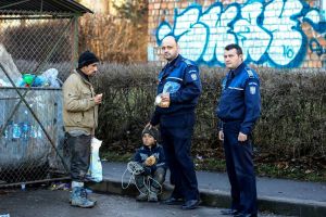 Doi poliţişti din Braşov, fotografiaţi hrănind nişte oameni ai străzii care scormoneau prin gunoaie