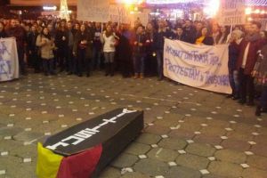În frunte cu liderul lor, un orădean, studenţi din toată ţara au protestat faţă de legile justiţiei, cu un sicriu şi lumânări