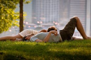 Studiu: Mirosirea hainelor purtate de persoana iubita ajuta la scaderea nivelului de stres