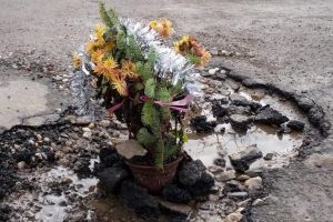 FOTO. Tăşnadul se transformă în oraşul florilor… din gropi