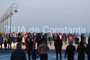 Vreme de primavara la malul marii. Constantenii au iesit cu mic cu mare la plimbare. Acum un an Constanta era acoperita de zapada (fotoreportaj)