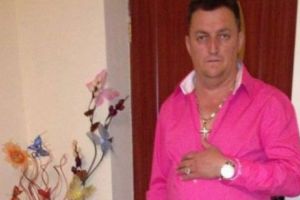 Primar PSD prădat de hoţi după ce a postat pe Facebook poze în care poartă multe bbijuterii