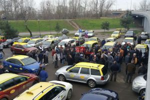 FOTO/VIDEO. Taximetriştii adună semnături. Noile tarife propuse