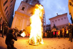 Ajunul Craciunului pe rit vechi. Sarbii din Timisoara au aprins Badnjak-ul