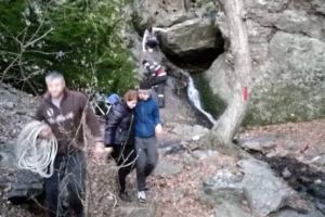 Minor, blocat pe un versant de munte, salvat de pompierii din Tulcea