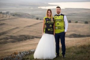 Adrian si Alina Trandafir, poze de nunta, la Cetatea Enisala, purtand tricoul BC Athletic Constanta (galerie foto)