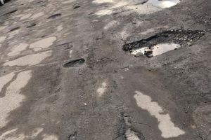 O stradă din Bistriţa arată ca după bombardament. Localnicii, revoltaţi că s-a făcut o pârtie inutilă