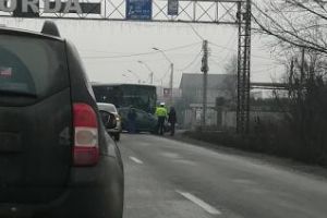 Accident la intrare în Turda. Un autocar şi un autoturism sunt implicate FOTO