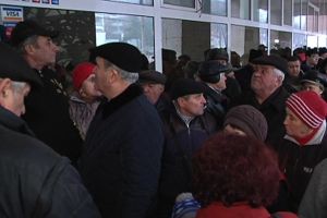 VIDEO Îmbulzeală în prima zi de plată a taxelor şi impozitelor