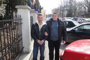 Trimis la puşcărie pentru că i-a pus cuţitul la gât unei femei şi i-a furat poşeta