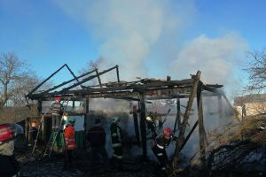 Depozit de furaje, mistuit de un puternic incendiu cauzat de o ţigară aprinsă aruncată la ...