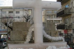 Din cauza temperaturilor crescute, preoţii au renunţat la crucile de gheaţă