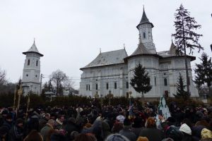 La Bosanci, preoţii împreună cu credincioşii şi pompierii voluntari au ţinut slujba de ...