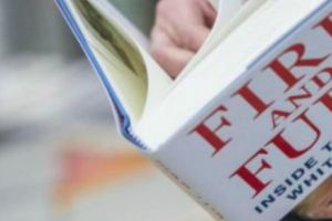ISIS şi Al Qaida OFERĂ linkuri pentru a DESCĂRCA volumul FIRE and FURY. Cozi INTERMINABILE la librării