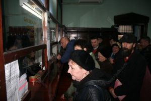 Grăbiţi să dea bani la stat, oamenii au stat la cozi, deşi se poate plăti cu cardul sau online (FOTO)