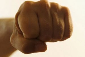 Bătrân legat şi bătut pentru o sută de lei şi un baston din lemn