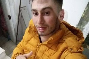 Bătăuş în libertate: Tânărul acuzat că a bătut un poliţist în misiune a fost eliberat după 10 zile de arest