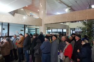 Aglomeraţie la ghişee în prima zi de plată a taxelor şi impozitelor locale