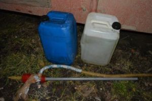 Doi bărbaţi şi un copil care furau motorină, prinşi după o acţiune ca-n filme I FOTO