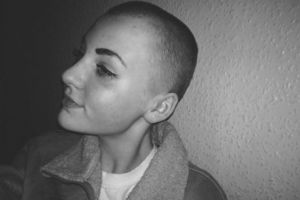 Și-a donat părul pentru o cauză nobilă, dar a fost pedepsită la şcoală. Cum a fost posibil