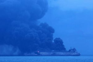 RISC de DEZASTRU ECOLOGIC în urma unui ACCIDENT NAVAL cu un TANC PETROLIER! Peste 30 de membri ai echipajului, DAȚI DISPĂRUȚI