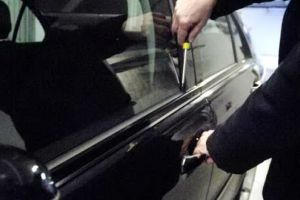 Orădean de 29 de ani, prins în flagrant în timp ce spărgea o maşină