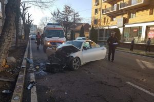 Accident spectaculos la Timisoara. Un BMW a intrat într-un pom
