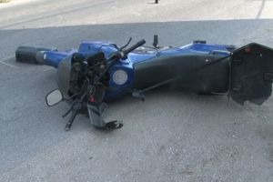 Un motociclist orădean a ajuns în stare gravă la spital, după ce a intrat cu motorul într-un cap de pod