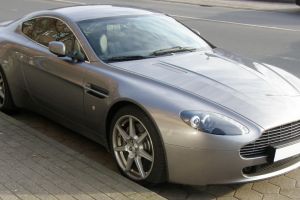 O maşină Jaguar adusă în ţară de un bihorean, trasă pe dreapta de poliţiştii din Borş pentru că era căutată de autorităţile din Franţa