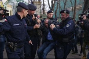 Mălin Bot, săltat de jandarmi din faţa sediului PSD şi băgat în dubă alături de alţi protestatari. 