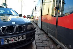 BMW versus tramvai: O şoferiţă neatentă a blocat circulaţia tramvaielor în centrul Oradiei (FOTO)