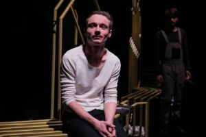 RECENZIE. Familia tradiţională îşi schimbă tradiţiile (?) – „Tatăl meu, preotul”