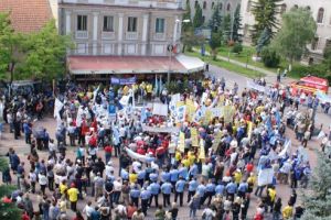 Sindicaliştii de la „Cartel Alfa” protestează la Prefectură