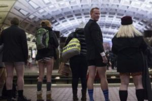 Ziua FĂRĂ pantaloni în METROU. În cele mai mari CAPITALE ale lumii s-a circulat în LENJERIE INTIMĂ. Foto în articol