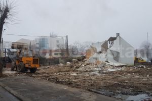 Santier pe strada Tudor Vladimirescu. Au inceput lucrarile de demolare a unui imobil (galerie foto + video) 