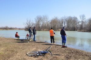 Se eliberează permise de pescuit