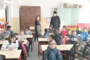 Mobilier nou pentru şcolile din Fâstâci