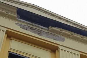 Chiar şi „restaurat”, Aradul cade peste noi! „Protejaţi-vă singuri pentru că celor plătiţi de voi şi pentru asta nu le pasă” (FOTO)