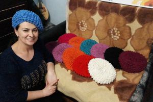 O fostă profesoară de desen din Beclean îşi învinge singurătatea cu croşeta. Cum poate fi ajutată