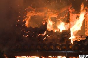 UPDATE: Incendiu la Bucerdea Grânoasă – Acoperişul unei case a luat foc