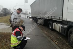 TÂRGOVIȘTE: Un bărbat a stat zeci de minute blocat sub un TIR